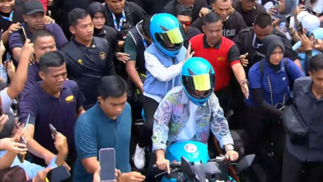 Momen Gibran Rakabuming Naik Motor Listrik di GBK