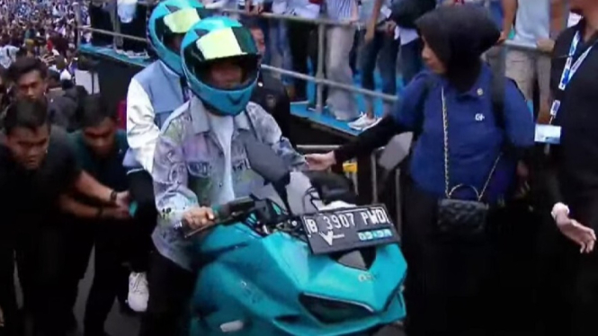 Momen Gibran Rakabuming Naik Motor Listrik di GBK