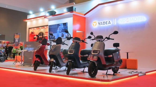 Promo motor listrik Yadea di IIMS 2024