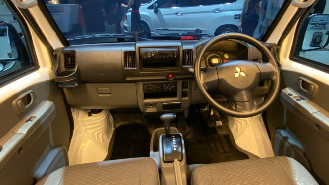 Kabin Mitsubishi L100 EV