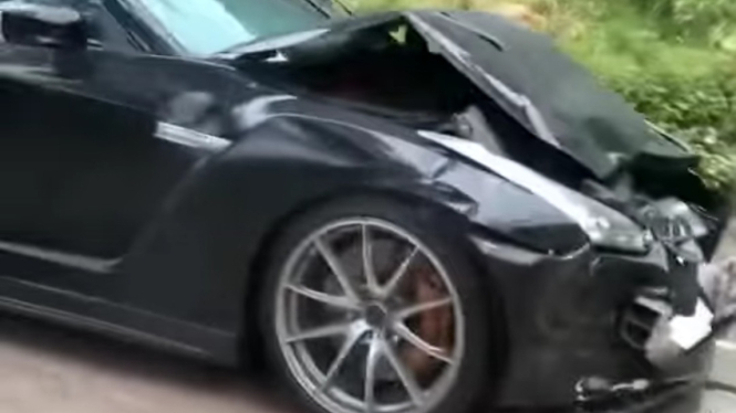 Kecelakaan mobil mewah