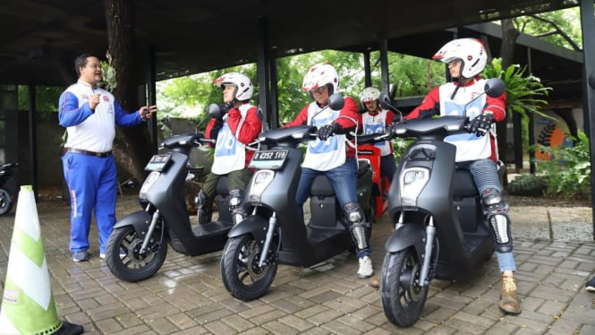 Safety riding motor listrik Honda