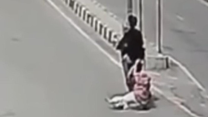 Viral wanita terseret motor oleh begal.