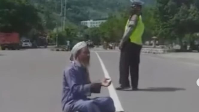 Viral pria bersorban berdoa di tengah jalan.