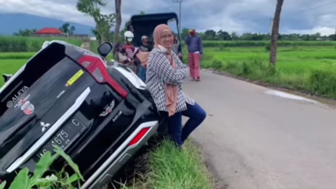 Viral emak-emak tersungkur ke sawah pakai Pajero Sport