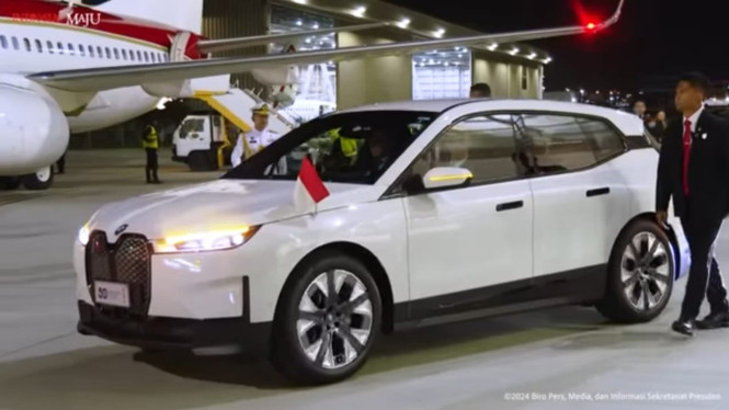 Jokowi menggunakan mobil listrik mewah BMW iX di Australia