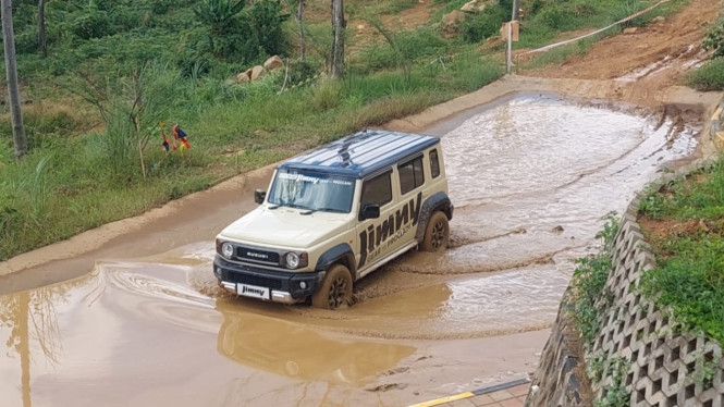 Suzuki Jimny 5 Pintu