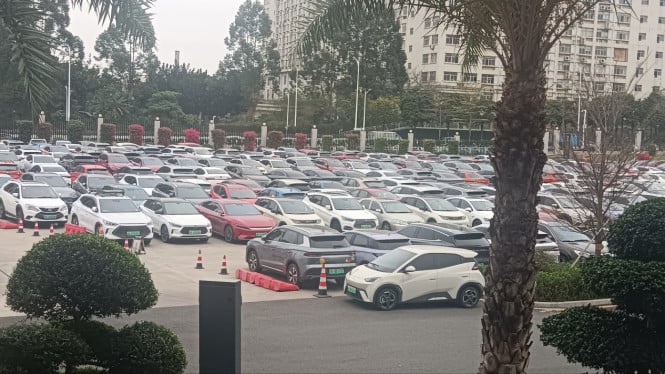 Mobil listrik di parkiran Shenzhen