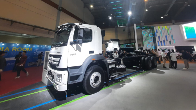 Truk Mercedes-Benz si GIICOMVEC 2024