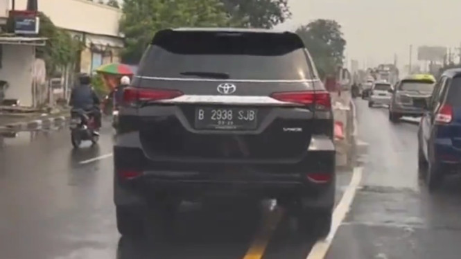 Viral Toyota Fortuner ugal-ugalan di jalan