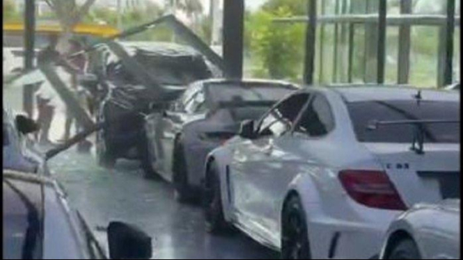 Mitsubishi Xpander tabrak Porsche di showroom