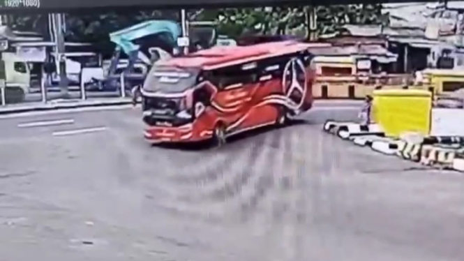 Bocah tewas terlintas oleh bus yang diminta bunyikan telolet