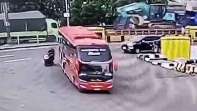 Bocah tewas terlintas oleh bus yang diminta bunyikan telolet