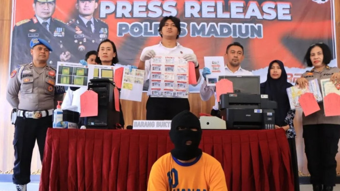 Tersangka pratik jasa pembuatan SIM BII Umum palsu.