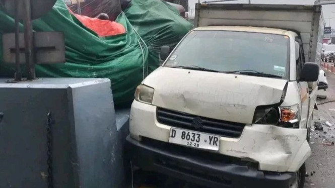 Kecelakaan Beruntun di GT Halim
