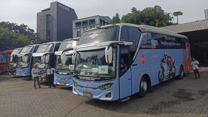 PT EMLI memberangkatkan ratusan orang mekanik mudik gratis