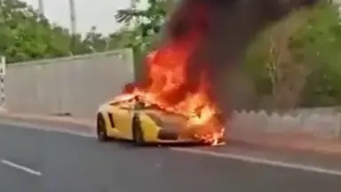 Lamborghini Gallardo dibakar