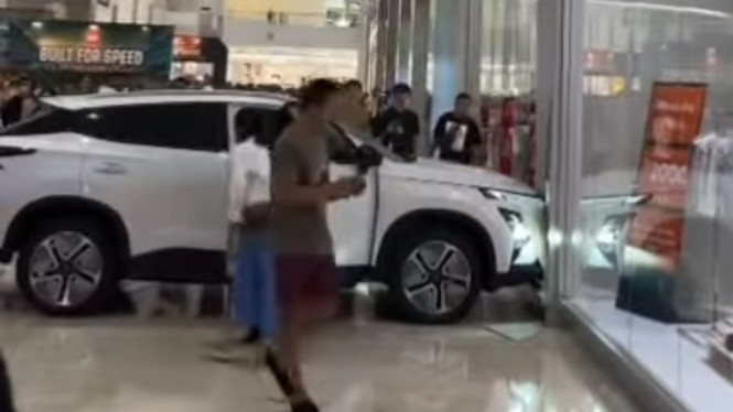 Viral Chery Omoda E5 tabrak tembok mall MOI