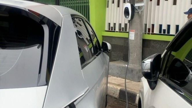 Tiang listrik jadi charging station PLN