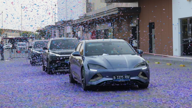 Penyerahan 1.000 unit mobil ke konsumen