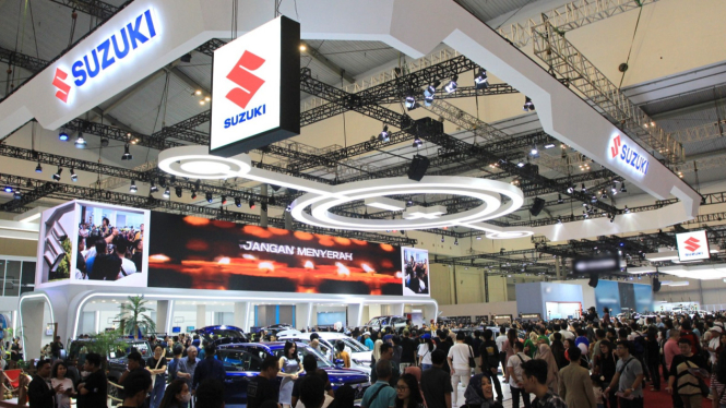 Pengunjung di booth Suzuki pada GIIAS 2024
