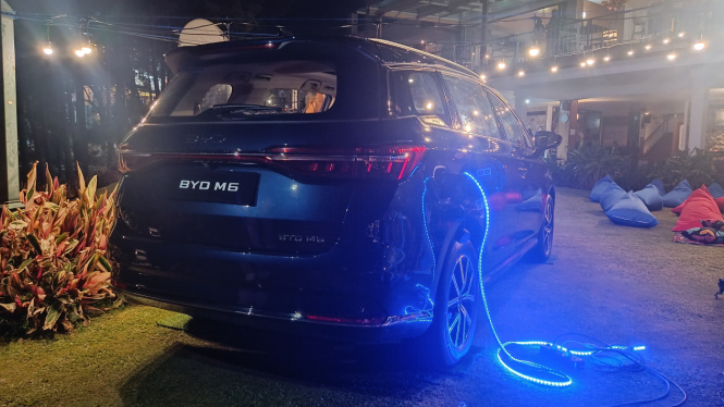 BYD M6  dengan fitur V2L