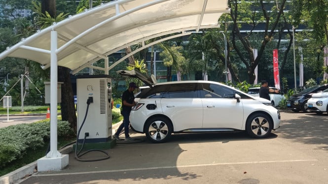 Charging station Wuling di SCBD Park