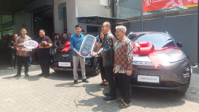 Penyerahan mobil Chery ke konsumen di diler Fatmawati