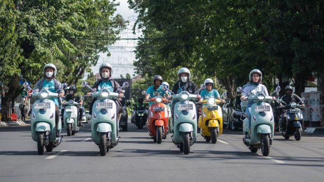 Riding Vespa di Hari Batik Nasional