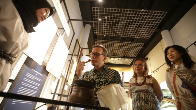 Petinggi Piaggio Indonesia belajar membatik