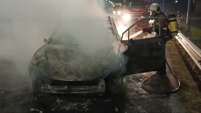 Mobil Listrik Neta V Ludes Terbakar di Jalan Tol