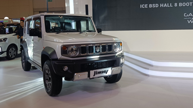 Suzuki Jimny 5-pintu warna putih di GJAW 2024