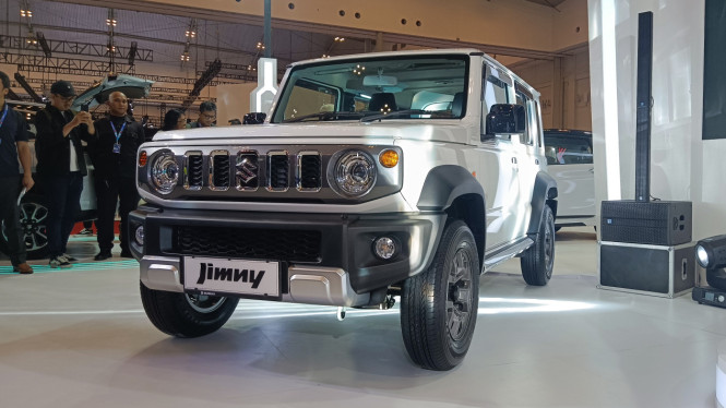 Suzuki Jimny 5-pintu warna putih di GJAW 2024