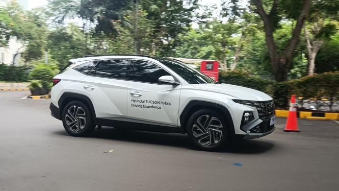 Test drive New Hyundai Tucson Hybrid