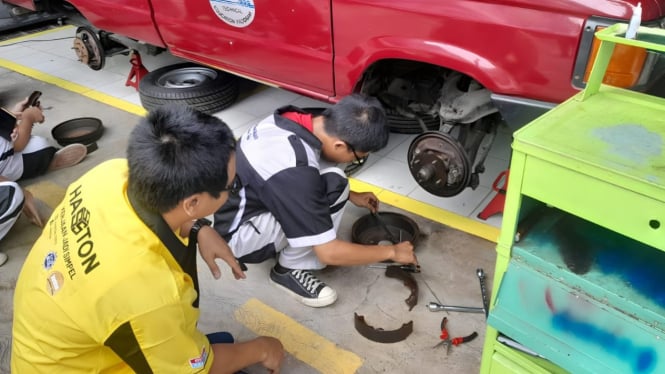 Praktik teknisi Hasston Tools kepada pelajar SMK