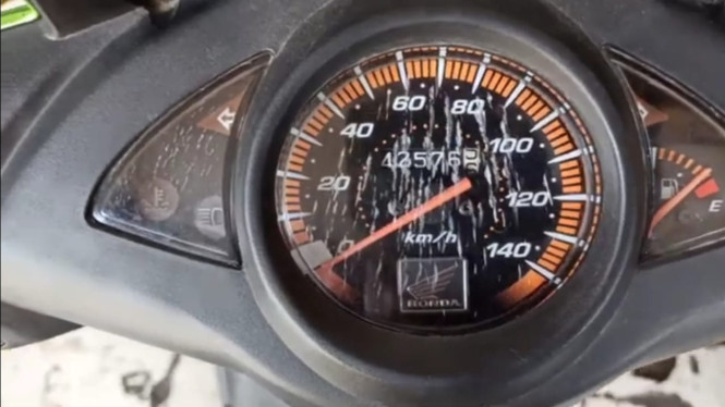 Baret Putih di Mika Speedometer