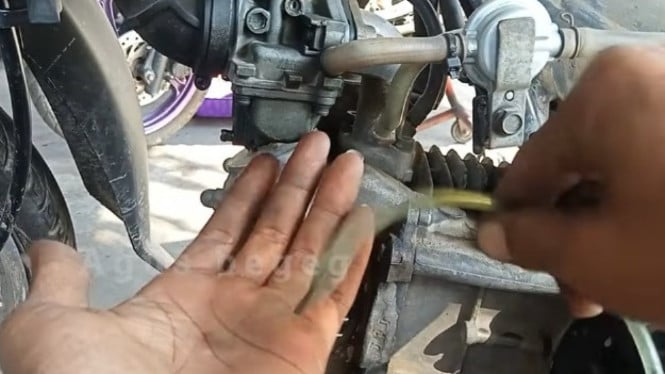 Tips Cerdas Atasi Karburato Motor yang Bocor.