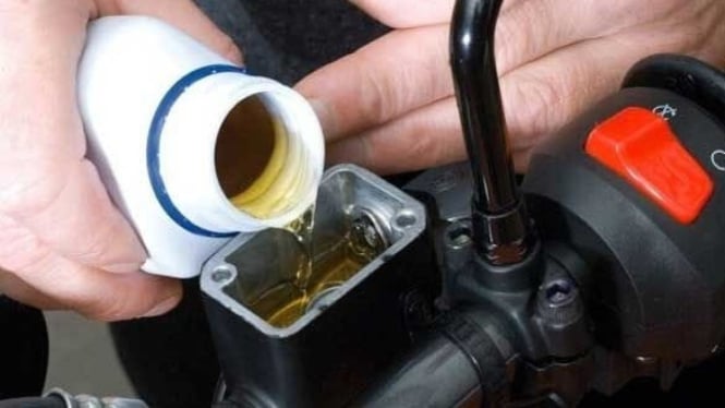 Minyak Rem/Cairan Rem (Brake Fluid)