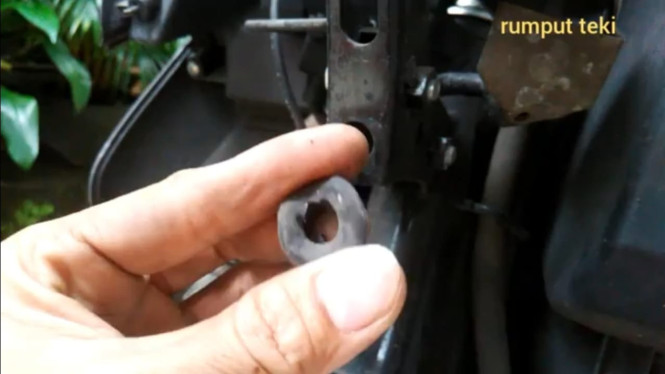 Bunyi Jeduk pada Bagian Depan Motor (2)