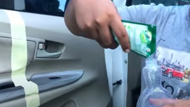 Membersihkan door trim