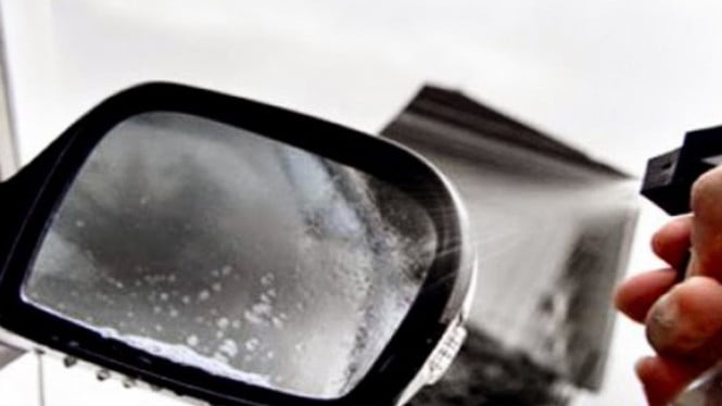 Membersihkan kaca spion mobil