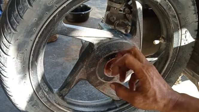 Tips Atasi Ban Motor yang Oblak.