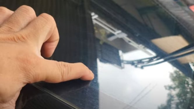 Membersihkan kaca mobil