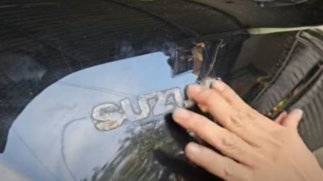 Membersihkan lem emblem