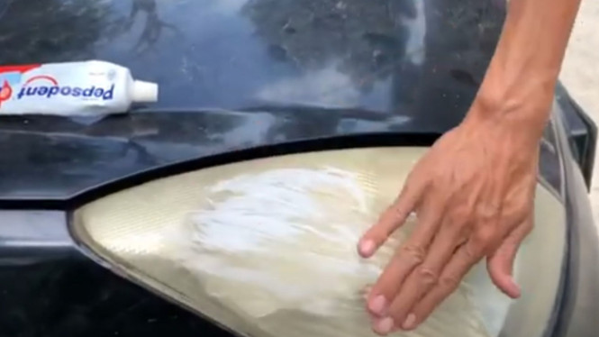 Membersihkan mika lampu dengan odol