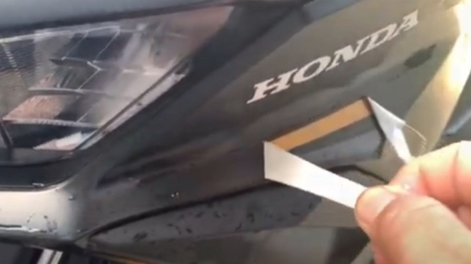 Cara melepas stiker motor