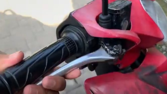 Cara ganti seal master rem depan revo