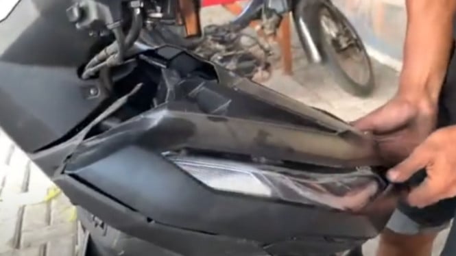 Membuka cover body depan