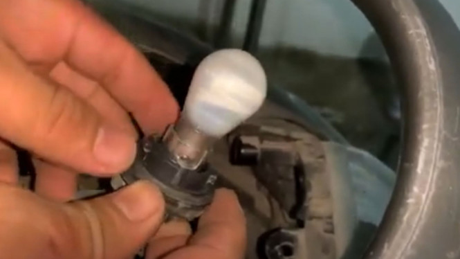 Ganti bohlam stoplamp scoopy