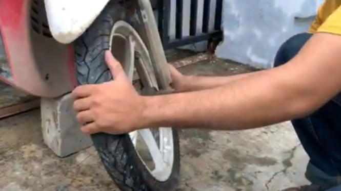 Ganti bearing roda depan